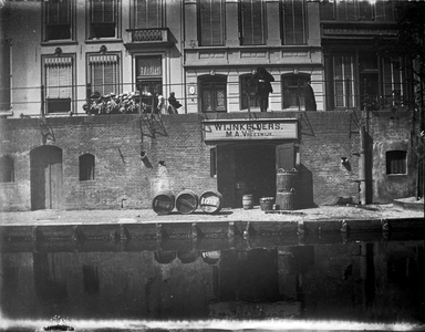 853334 Gezicht op de ingang van de wijnkelders van M.A. Vreeswijk in de werfkelder onder het huis Oudegracht W.Z. 162 ...